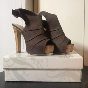 NWT Shi by Journeys Baset Cork Heels